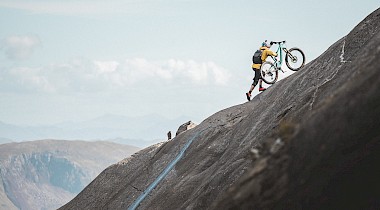 Danny MacAskill meistert steile Felsplatten zu Hause auf der Isle of Skye
