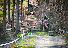 Führender Bikepark Deutschlands: 20jährige Erfolgsgeschichte
Bikepark Winterberg feiert Jubiläum Führender Bikepark Deutschlands: 20jährige Erfolgsgeschichte
Bikepark Winterberg feiert Jubiläum