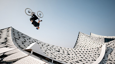 Kopfüber auf der Elbphilharmonie: Fabio Wibmer liefert spektakulären Stunt zum Tourstart in Hamburg