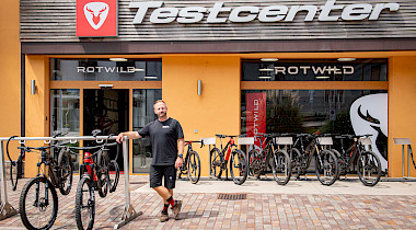 ROTWILD STORE MIT TESTCENTER AM GARDASEE